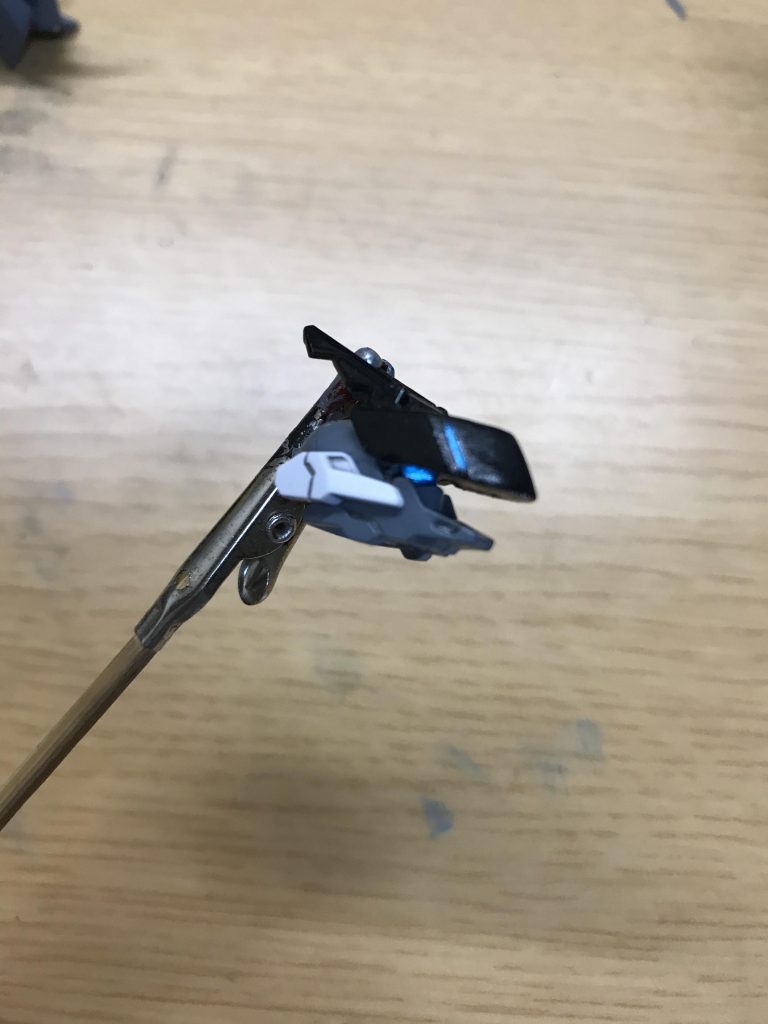 頭。画像では見にくいと思いますが、ツインアイを削り、ジムのようにしました。バイザーにはバルバトスのバックパックを使いました。