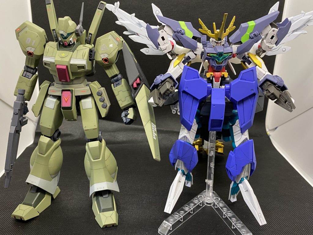 MGジェガンと並べても同等の大きさなので、1/144サイズではかなりの大きさ。ペーネロペーよりは少し小さいかもしれません。