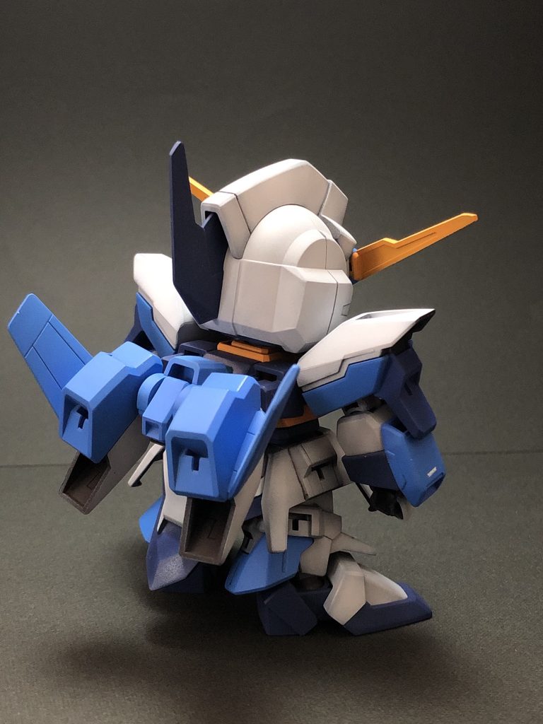 ・表面処理・塗装・スミ入れ・デカール貼り・つや消し/光沢処理〈塗装レシピ〉・下地…グレーサフ、EXフラットブラック・本体白…ニュートラルホワイト（ガイアカラー）・本体青1…アイスコバルトブルー（ガイアカラー）・本体青2…マーズディープブルー（ガイアカラー）・黄色…橙黄色（ガイアカラー）・Cファンネル…クリアグリーン+GXメタルグリーン（クレオス）・関節…メカサフスーパーヘヴィ（ガイアカラー）