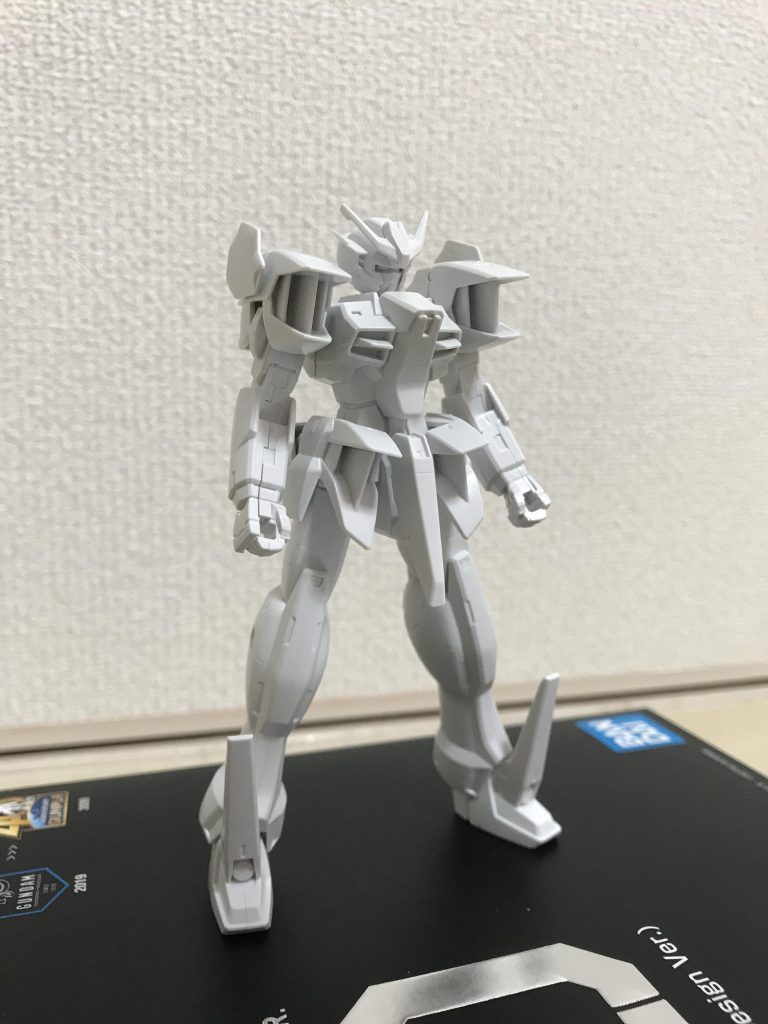 ここからは制作工程です。改造前のラジエルガンダム。雑誌の付録でした。