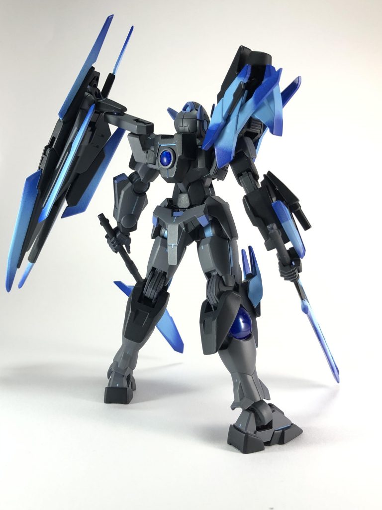 背面
右腕は攻撃力を上げるために大型化している。
元の構造と変わっているため、右肩にGNコンデンサーを設置し粒子供給率を上げている。