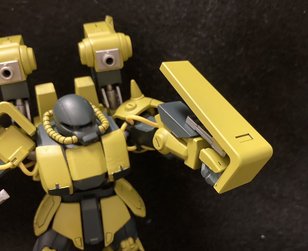 ガントレットシールド
右方に装備されているシールドを腕部に直付けした装備．ピンポイントガードとしての運用が期待されるが大抵ナックルガードとして使用されるのが専らである( ˙³˙)