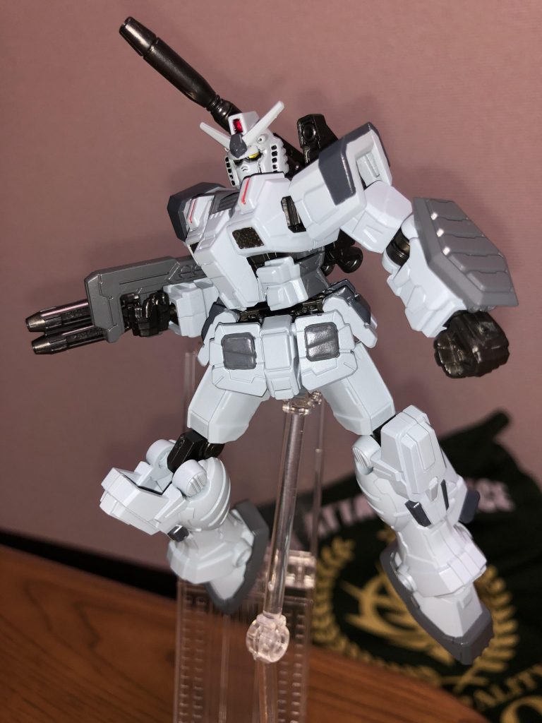 別売の食玩用アクションベースを使って。このアクションベースは仮面ライダーの食玩とかにも使えて、尚且つ手頃な値段なので助かります。