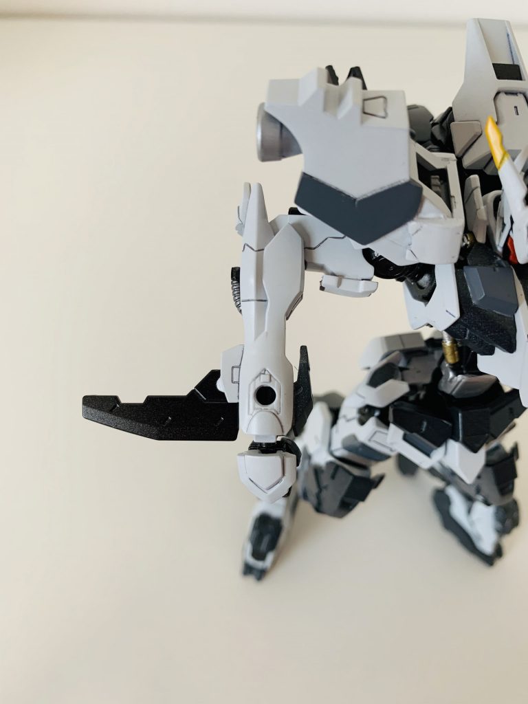 両腕のナフラエッジを展開!