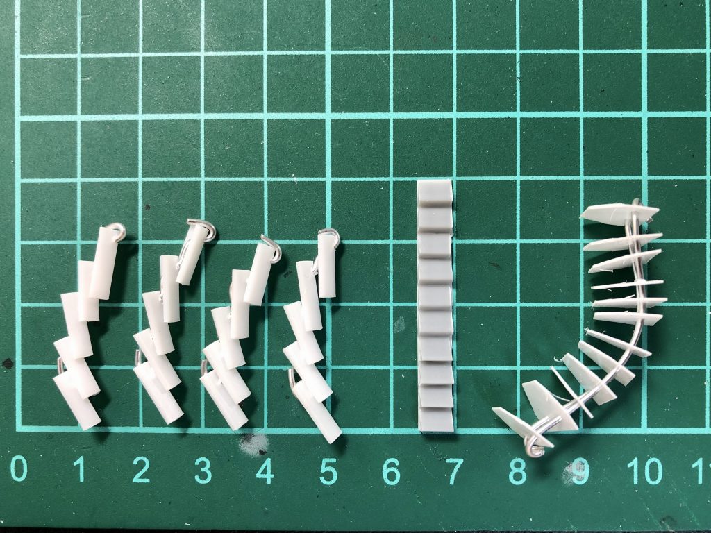 腹部蛇腹パーツの製作です

プラ板と針金を使い角度調節を行いました