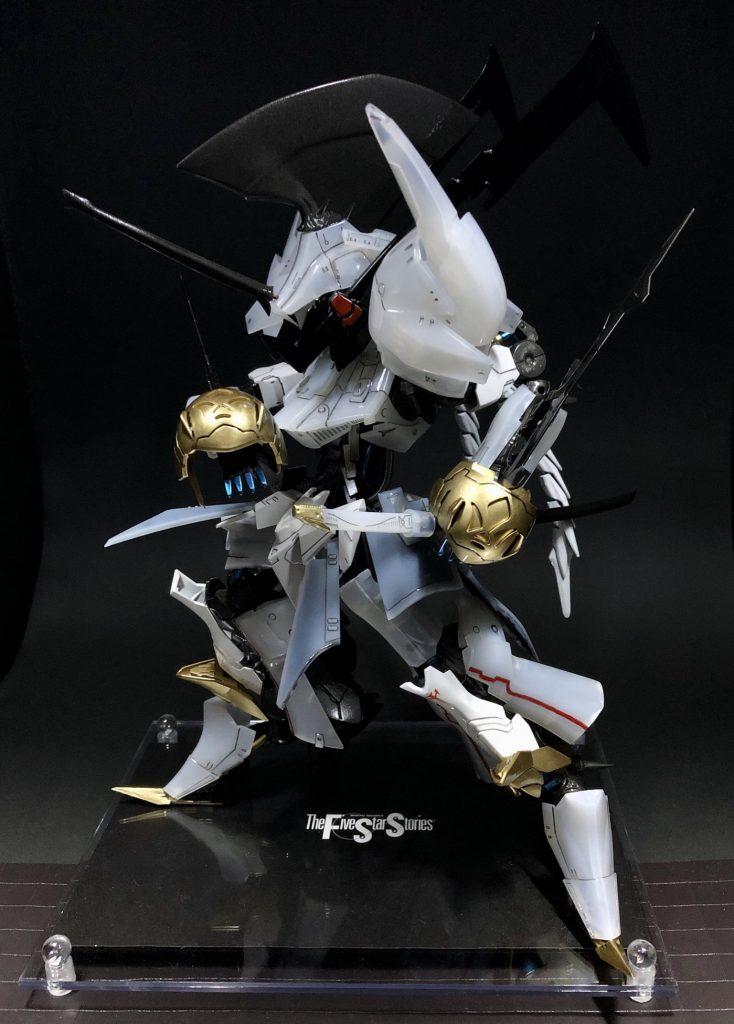 ガンダムフレームの稼働範囲を無くさない様パーツ配置を考慮して製作しました。