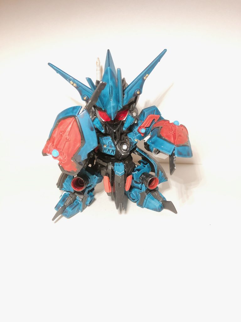 バックパックの盾を腕につけてクロー型の武器です