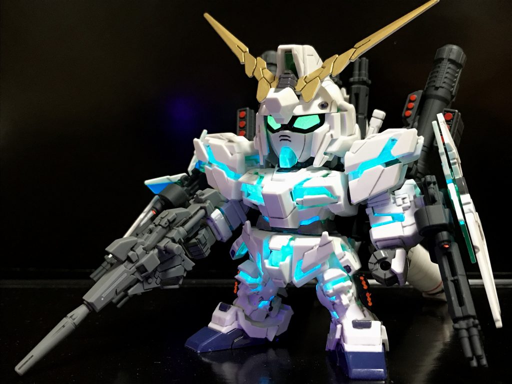 サイコフレームははじめから蛍光で、ブラックライトでキレイに光ります。目はシールではなくガンマカの蛍光グリーンで塗りました。ほんと、光らせるのが大好きです!(^^)(って、やっぱり左胸の装甲が半開きですね。これだから変形機構は苦手です。必ずどこかがヘンな状態に…)