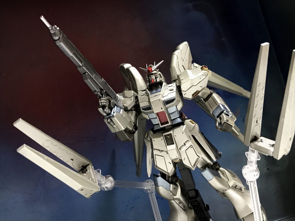 フィンファンネルの外装がガンダリウム合金かは分かりませんが…。ファンネルはあのスピードでターンできるということは相当質量が小さいから、もしかしてCFRP製か?とか、各部の素材を想像して対応しだすとキリがないので、潔くチタンシルバーで(^^;
    +