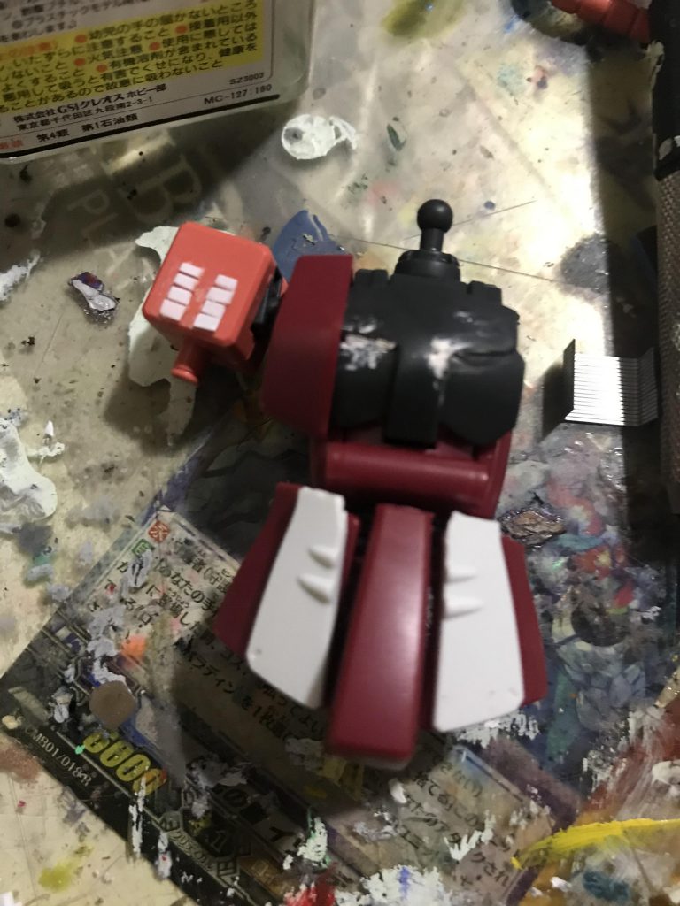 改修中。
プラ板で肩のモールドを再現し、フロントアーマーは上から取り付けました。