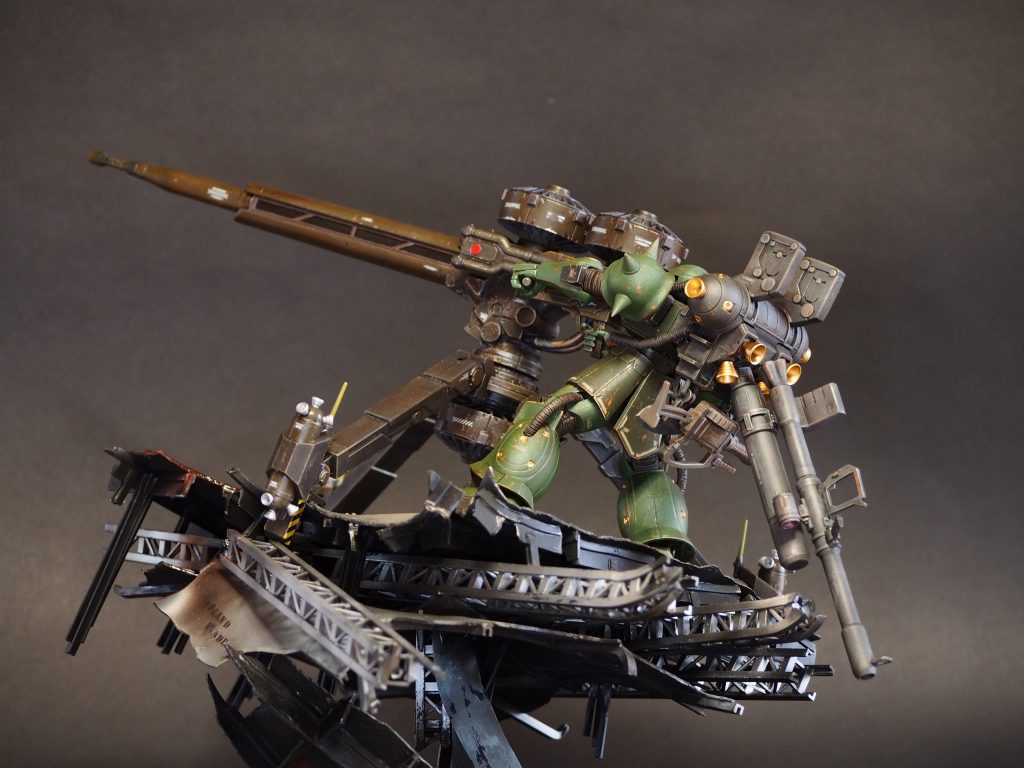 熱で溶けたたり曲がったりした状態を表現するために、電気コンロで熱しています。