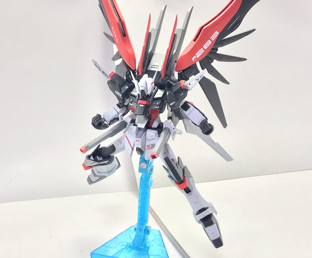 クスフィアス3レールガン。原型機であるストライクフリーダム、ひいてはアメイジングストライクフリーダムからそのまま残された武装であり、高い弾速とノーハンドで扱うことが可能であるという点及び、非使用時にはサブスラスターとして機能する……という、対装甲ブレード同様、あくまでもダイバー本人にとっては自由に飛び回ることこそが本質であり、その妨げにならない武装がなるべくチョイスされている。