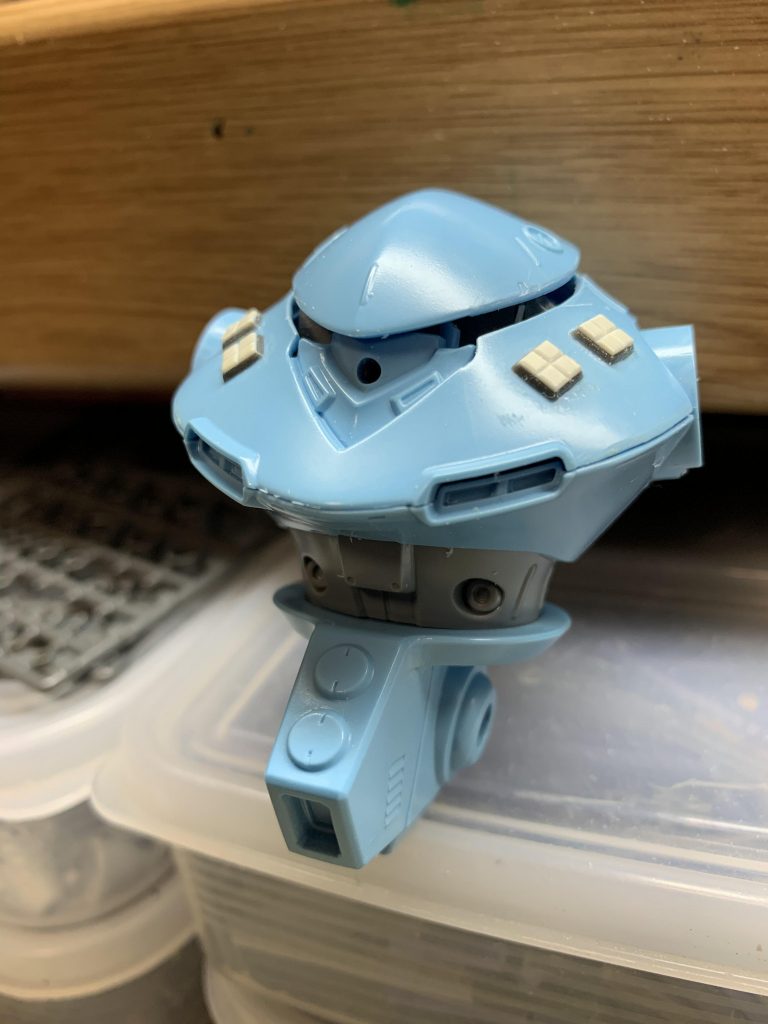 どういう風に構成するか、全くのノープランで始めたので、手足を用意していませんでした。とりあえず、最初に頭部カバーの切り離しから行いました。