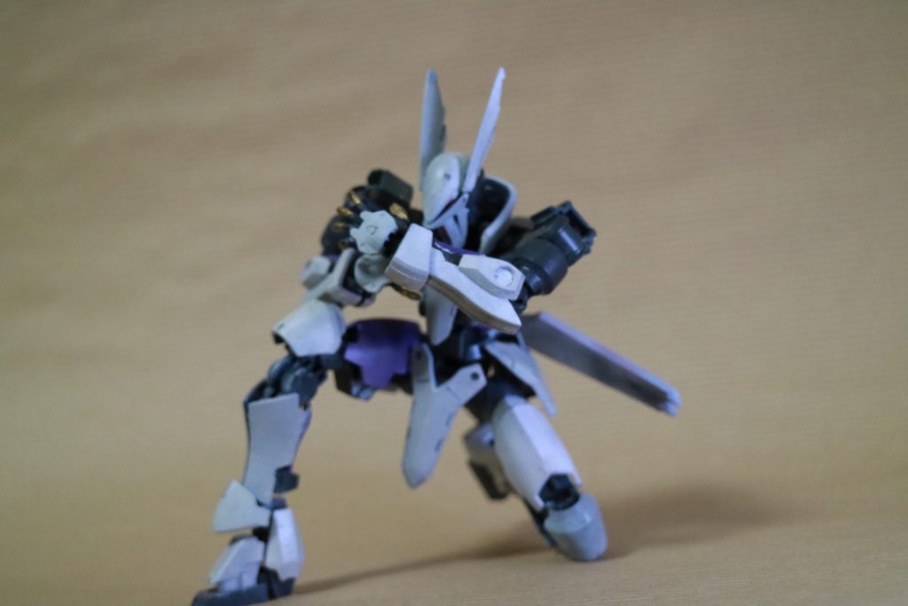 祈りのポーズ。

立て膝もつけるしかなり遊べる良キットですね、買って損はないです。

（ここから先の文章は興味の無い方はスルーでどうぞ）

元の設定としては、『阿頼耶識 type E』の開発の系譜として「他の脳を利用し後遺症無く阿頼耶識システムの恩恵を受ける」ための研究として造られたMSというものがあります。

脳の同調のためには全くの無関係な一組の組み合わせよりは関係性が高い一組の方が成功率が高く、このグリムにはニホンオオカミの脳と開発にかかわった教団の人間が宛がわれている、というような感じです。

まあこの話はオタクがよく考えそうなアレなのでざっとこれくらいです。



そのうちきちんと作り直したい反面教師的な作品でもあります、バエルみたいな色に塗っちゃおうかなー。

見てくださってありがとうございました。