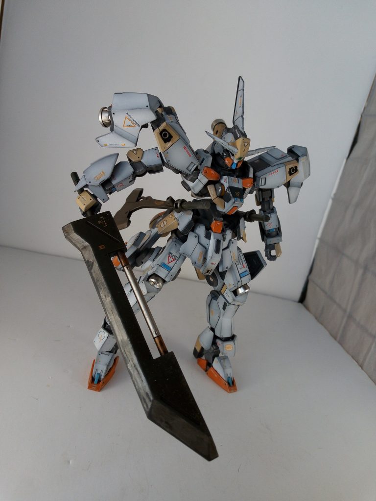 こうして更なる阿頼耶識とGヘッドという力を得た主人公は友人(テストパイロット)が所属してたギャラルホルン駐屯地を壊滅させ脱出。
ヒューマンデブリを経験し、ギャラルホルンによって友人も失った彼は、立場の低い者を虐げる全ての勢力への復讐者となった。
みたいな妄想設定で製作してました…。
はちゃめちゃに厨二設定なのでお恥ずかしい限りです…(´・ω・`)