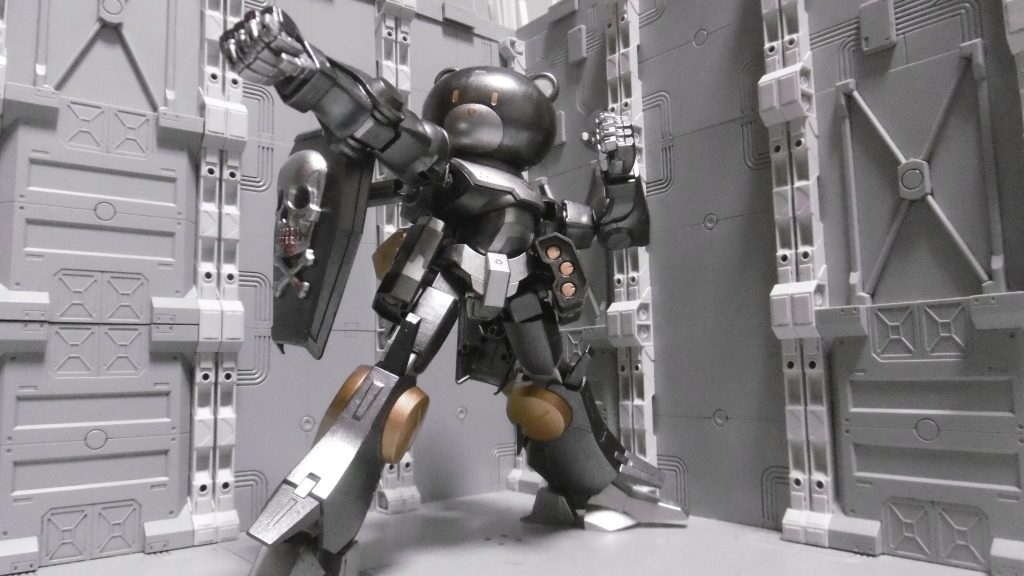 大地に 聳える 黒鉄の 熊