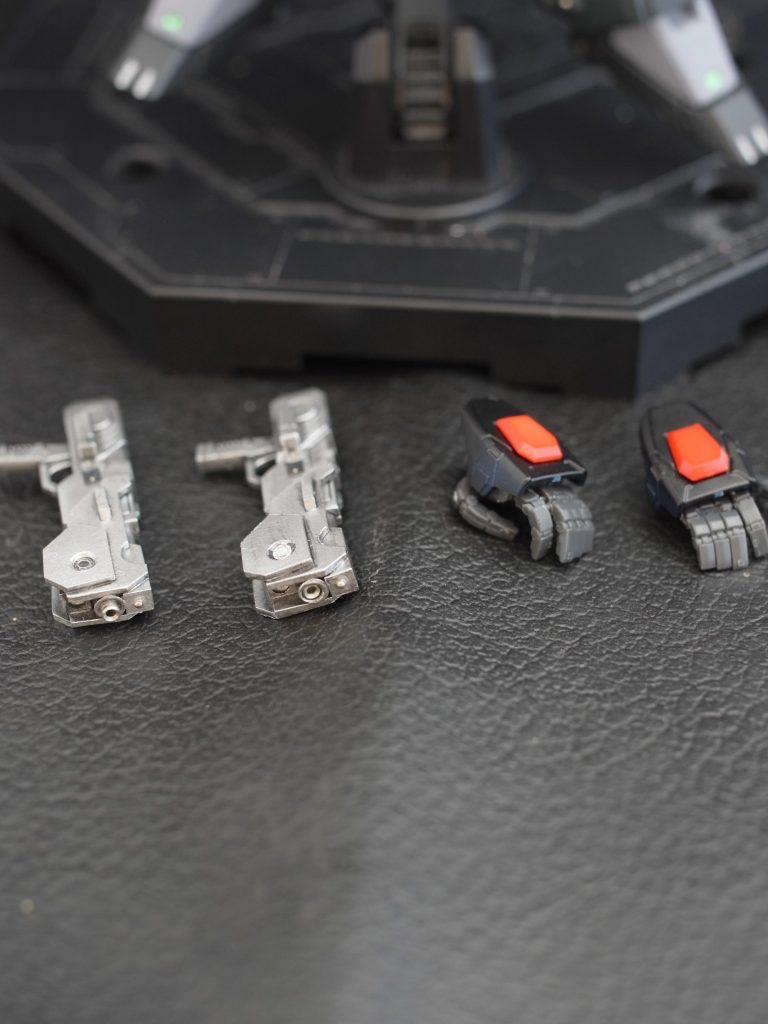 付属品はこれだけ。
残念なのが、ハンドピースでした。
平手はRGの稼働できるアレですが、その他握り手がHGとサイズが合わず、
各種武器が持たせられない。
今回は撮影のため、両面テープで固定しています。
こんな事ならネオジム仕込むべきでした。