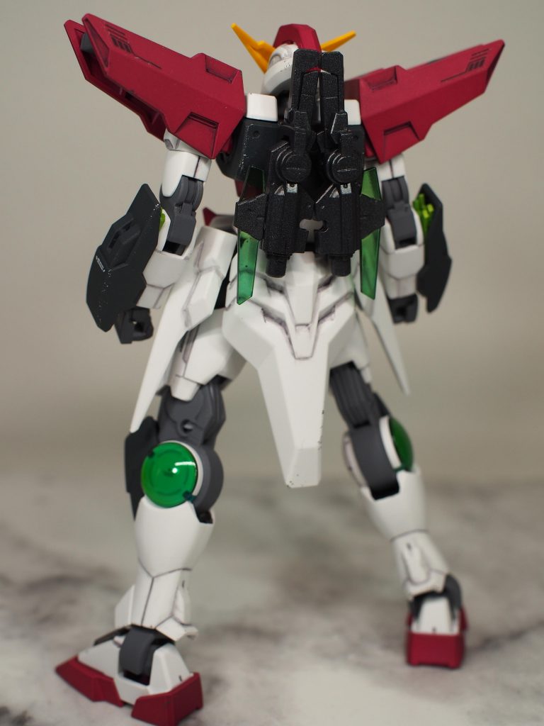 太陽炉搭載機のつもりでコンデンサーは胸部と同じグリーンに揃えました。バックパックが無いのでGNソードⅡの基部をGNピストルとして装備してあります。