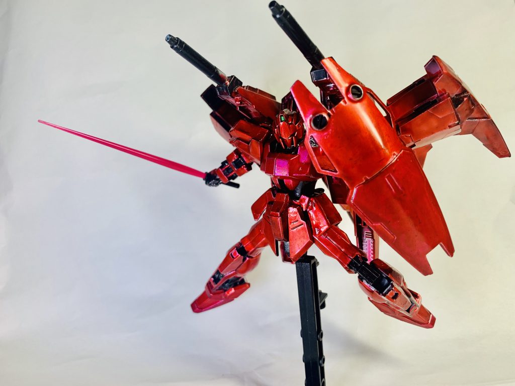 百式にあった特殊塗料による耐ビームコーティングは採用されていない為新たにシールドを装備している。