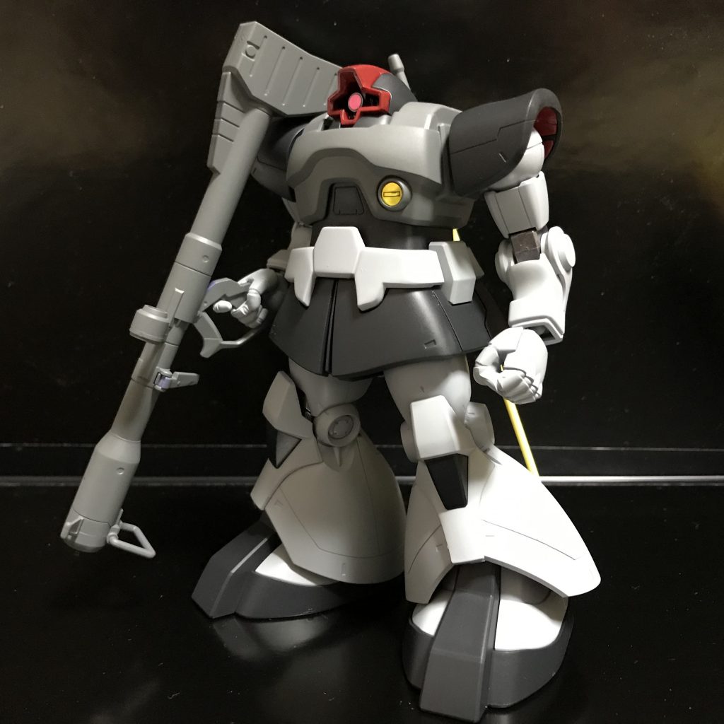 『ドムにハズレなし』とはよく言ったものですね。パチ組みでこのカッコ良さ、完ぺきです。カラーリングは、薄いほうから、明灰白色、軍艦色、ジャーマングレーを使いました。赤い部分はあずき色です。あとは久しぶりにスジ彫りを少々です。