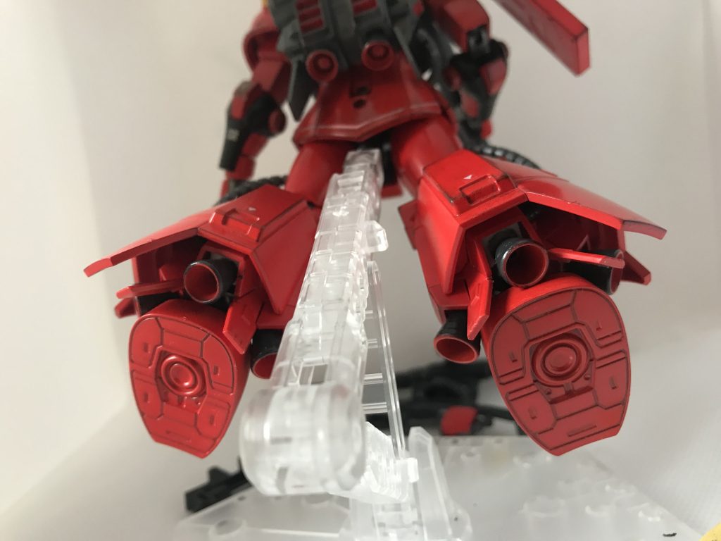 バックショット。
後脚部バーニアはシャアザクのフレームでは取り付けができないので、プラ板を使って接着しました。