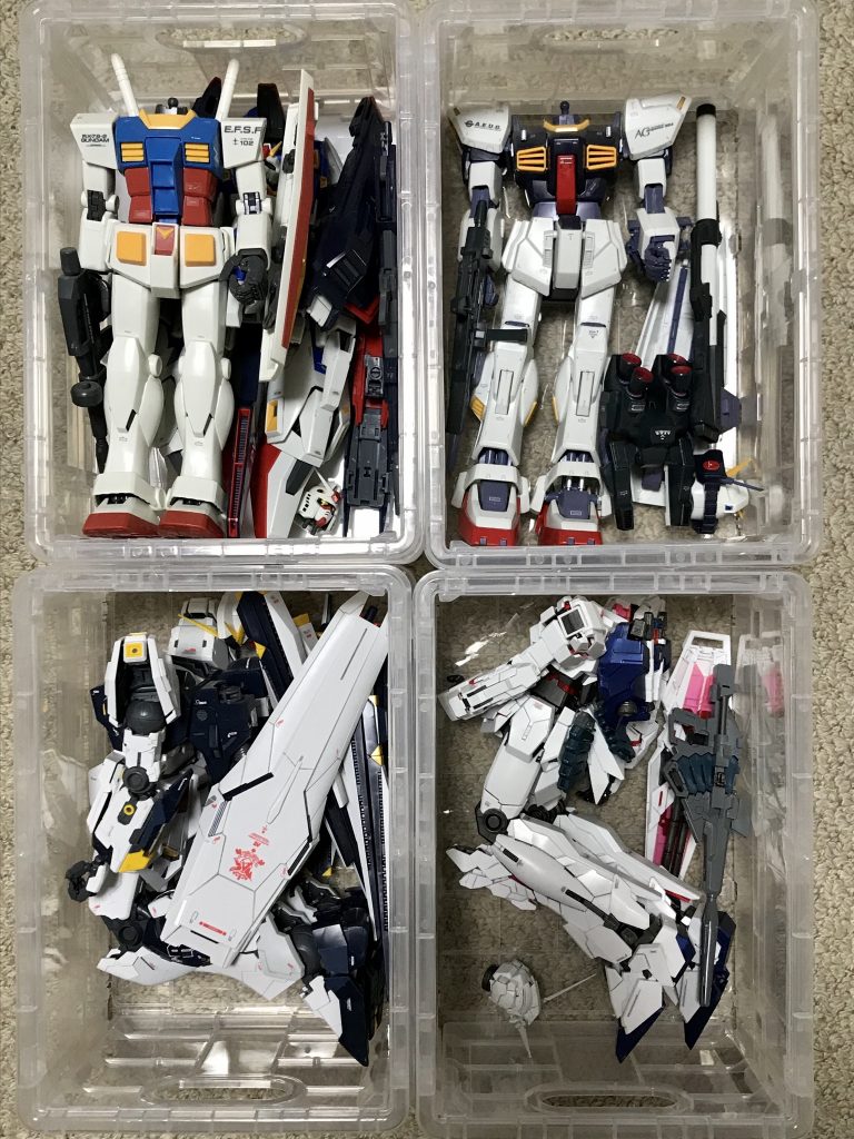 さすがに飾る場所がなくなってきたため、収納しました。ダイソーのコンテナ、便利ですね(^^)
って、収納方法を見出してしまったら、増えるいっぽうという話も…汗