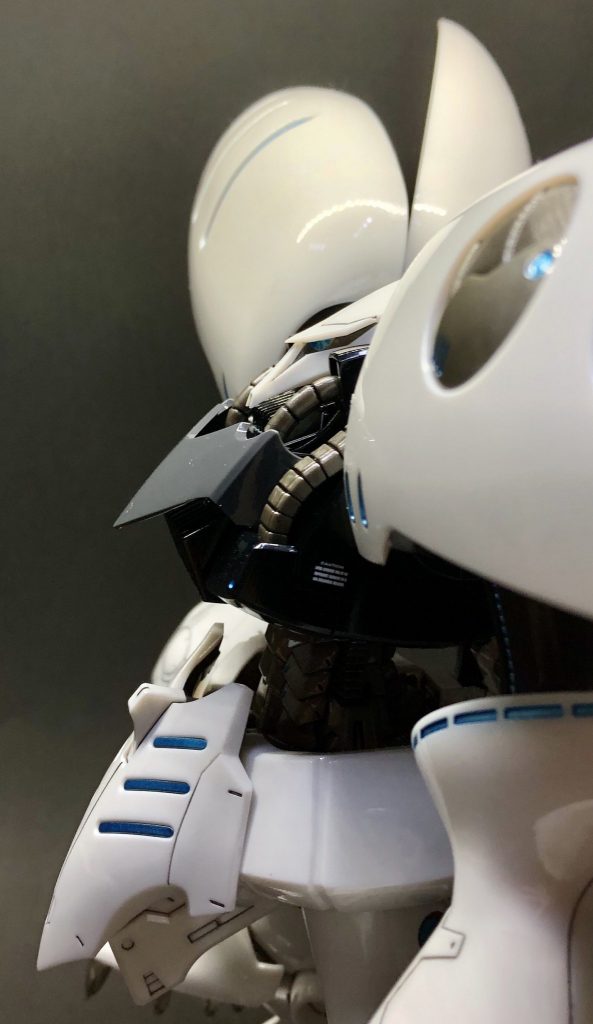 瞳もメタリックブルーに