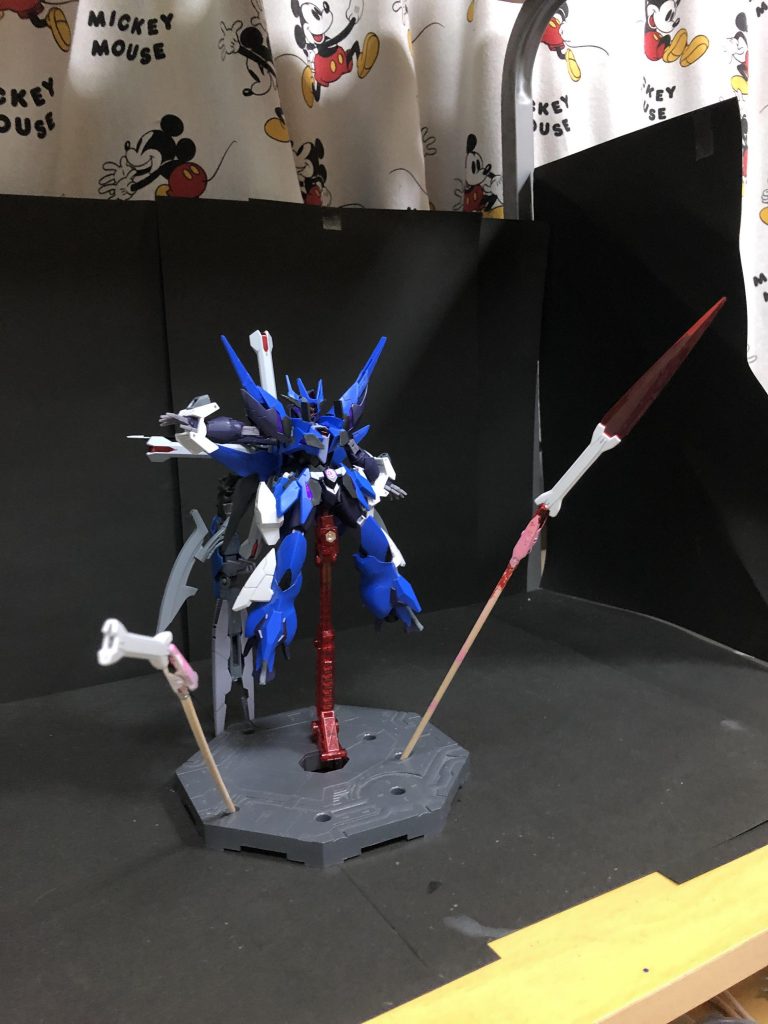 ボーンビットビーム射撃や打撃など、数々の攻撃手段を持つ。
    +