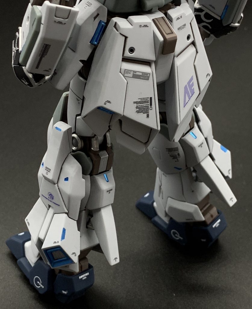 デカールはコーションを中心にアナハイム社ロゴなど。