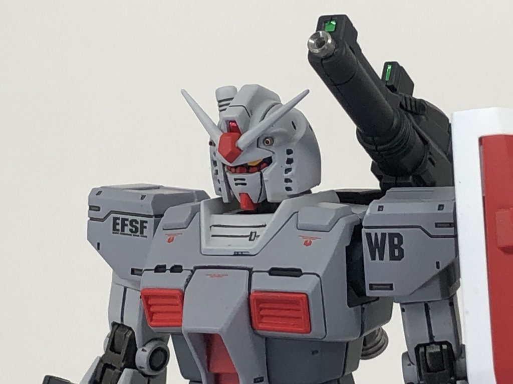 頭部バルカン、ショルダーキャノンのマズルにもメタルパーツを使っています。