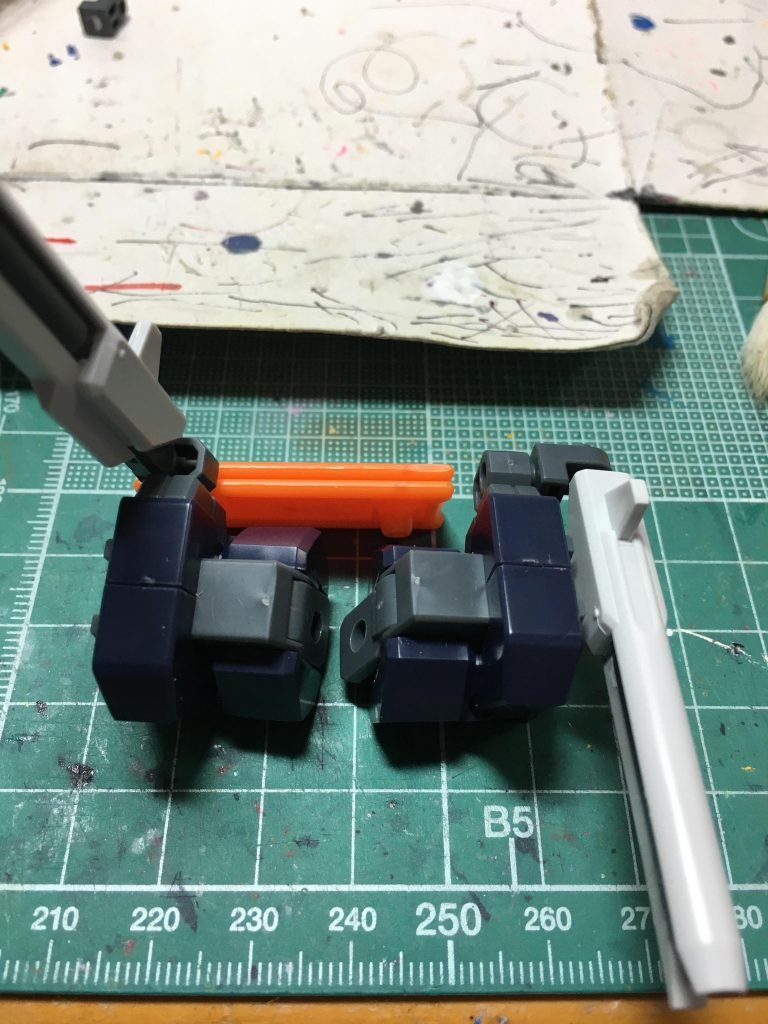 肩後ろのメガ粒子砲は前方に向けられなかったので、ガンプラバトルアームアームズのパーツで中継し、前に向けられるようにしています。