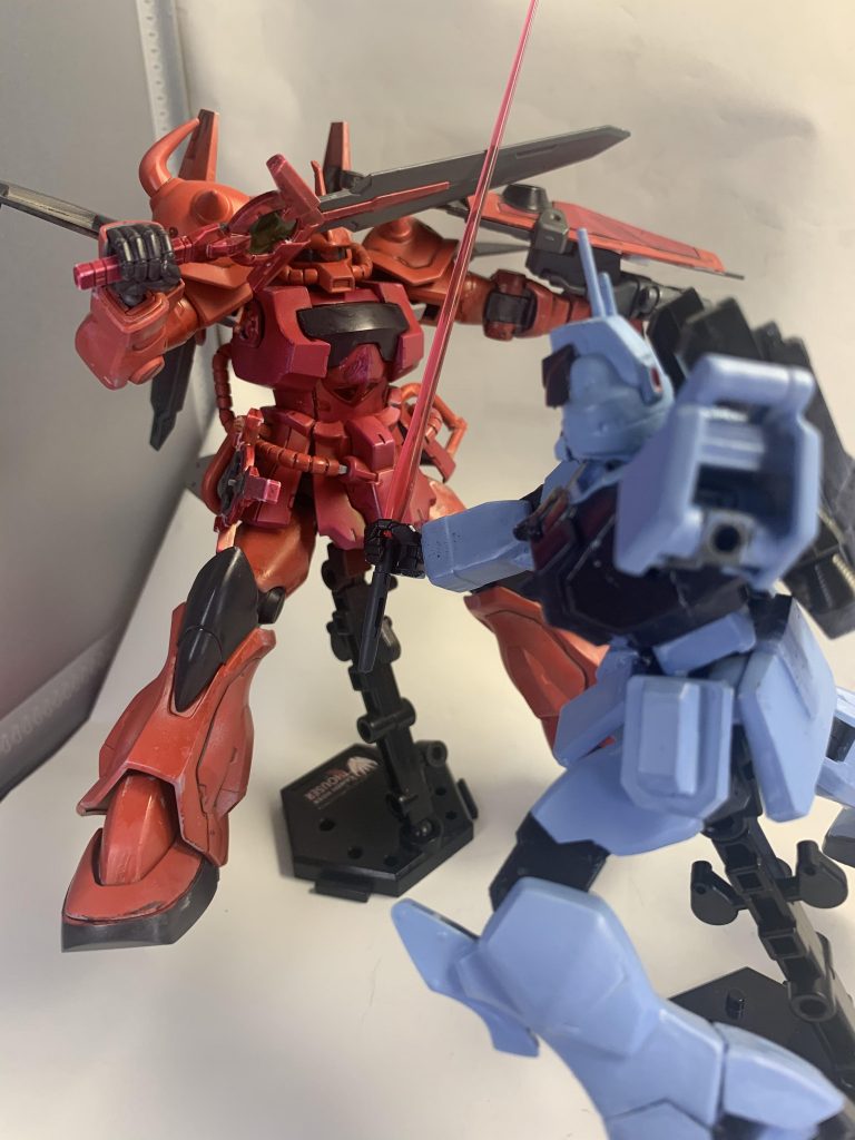 腕を犠牲にしながらも遂にビームサーベルの間合いまで接近することに成功する!