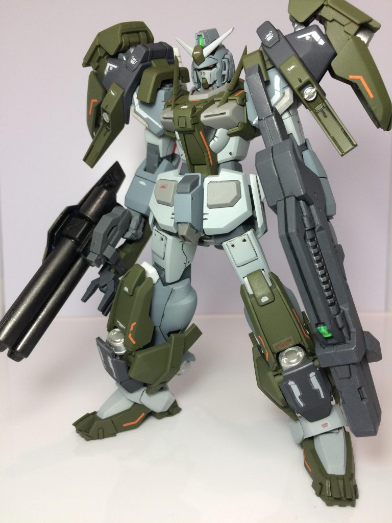 アヴァランチ装甲を流用した、フルアーマー形態です。これにより機動性は格段に向上。増加装甲を新設せず、既存のものを転用することでコスト的にも効率性を図ることができる、フェレシュテの現地改修フルアーマー計画より生まれた、フルアーマーOガンダムです。
+