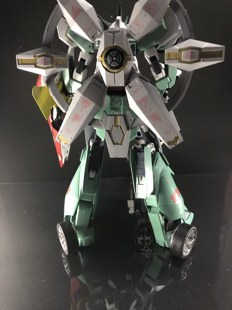 立ち姿こんな感じです。
いつもならアーマーの骨格も本体に取り付けてたんですけども車型にするとなるとちょっと難しくてですね……
まぁこういうのもあっていいかということで丸っと巨大な銃にしました。