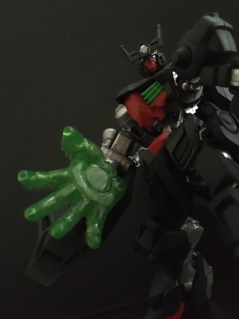 ARMS発動時:デストロイフィンガーエネルギーを纏った右手で敵を掴んで粉砕する。