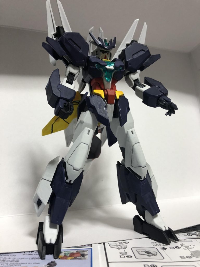 こうやって見てみると、あのコアガンダムIIの小ささが嘘みたいです。なんか結構デカくね？　……というのが、率直な感想です。狙撃手モードについては、別のガンプラ(完成済み)とやりたいことがあるので、それと一緒に上げさせて頂こうと思っています。結果、ユーラヴェンガンダムの反省点を述べるのであれば……。・艶消しの塗り忘れ→3〜4時間乾燥後触って後悔した。・センサービットの白を厚く塗り過ぎて、後から組んだ時に乾いた粘土のような塗料が出てきてしまい、元々黒の部分が白くなってしまったこと。・やはり白を厚く塗ってしまうから、塗料というよりかは水彩画のような肌になってしまう。といったところです。ちなみに、墨入れは「墨入れ用シャープペン0.3ミリ」を利用しました。あれはかなり優秀なものですが、どうも塗料を塗る前だと相性が悪い。まだまだ経験が足りませんね。こんなところでしょうか。見に来てくださった方、ありがとうございました！！余談。「どうやって生きてたんだっけ？」というフレーズがとても好きで、ウラヌスアーマーを作りながらずっとそれを考えていました。このご時世ですから、明るい話がなかなかありません。別れも多くて、仕事がつまらなくなって、行きたくなくて、でも行かないといけなくて。面倒臭い仕事が増えて、いてくれるだけで会社に行くモチベーションになってた人がいなくなって、その人と出会う前はどうやって生きてたんだっけ？　と自身に問い掛けながら、ユーラヴェンガンダムを作りました。答えはまだ見えていませんけど。