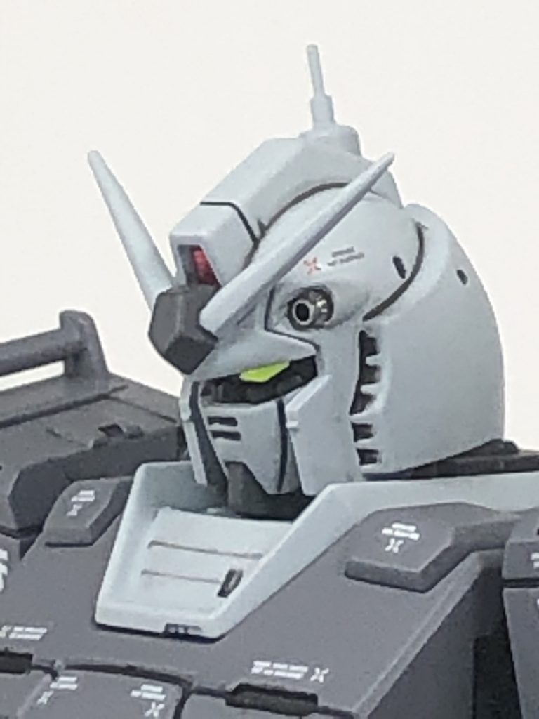 頭部バルカンも、他の2機より一回り大きいメタルノズルに使い大型化しています。