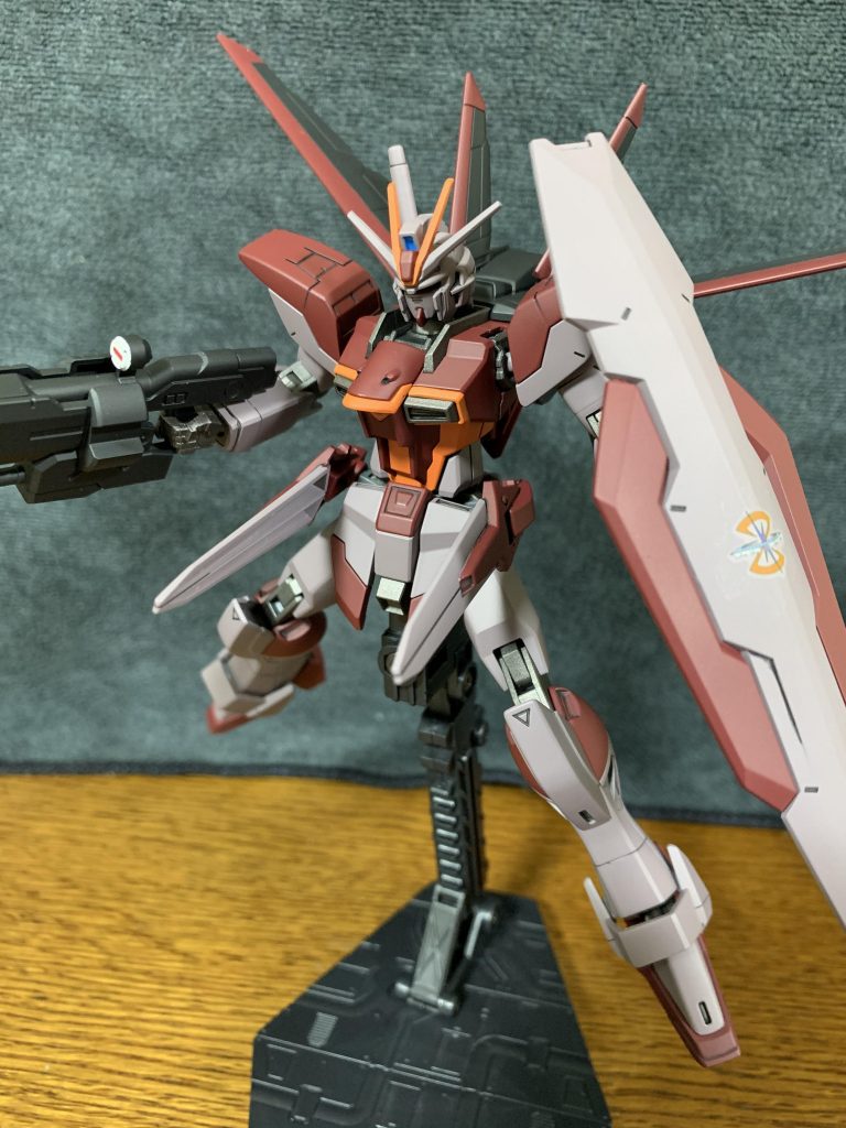 「STX-XX2腰部ビームブラスター」インパルス本体に装備される固定火器で、機体後方や前方の敵に対して貫通力の高いビームを発射する。
    +