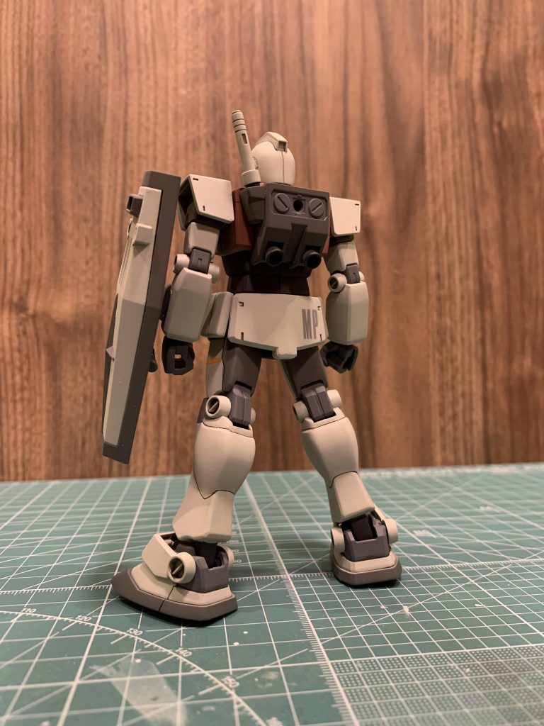 引き締まった印象になるかと思い、太腿部の前後装甲を塗り分けました。左腿に入れたヴァーミリオンのストライプは全体的に暗めなカラーリングに対し、差し色的なアクセントとして入れました。+