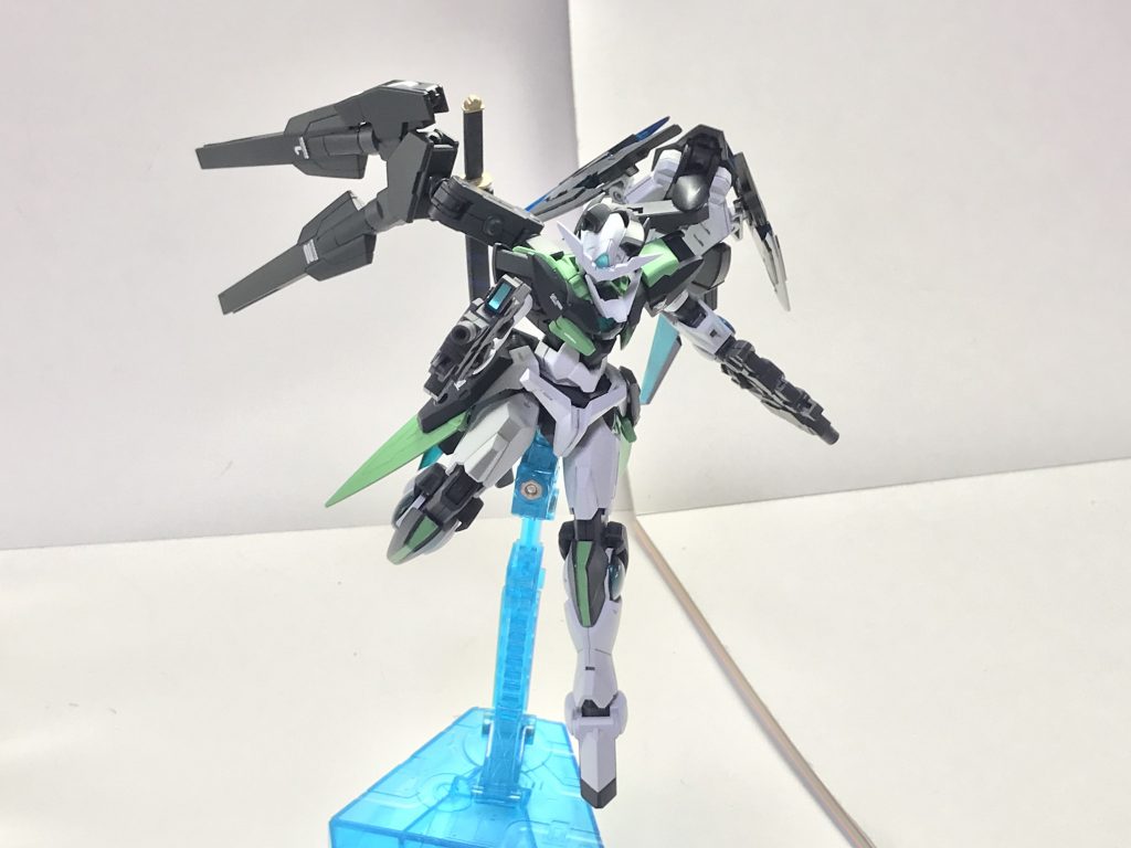 GNサブマシンガン。両手に装備する本機唯一の手持ち式射撃兵装であり、突撃前衛を担うフォースメンバーの支援を行うために採用した装備であり、一発の威力はそこまで高くないものの内蔵したGNコンデンサーと本体からの粒子供給という二つの動力源を持つため弾幕形成能力に優れている。