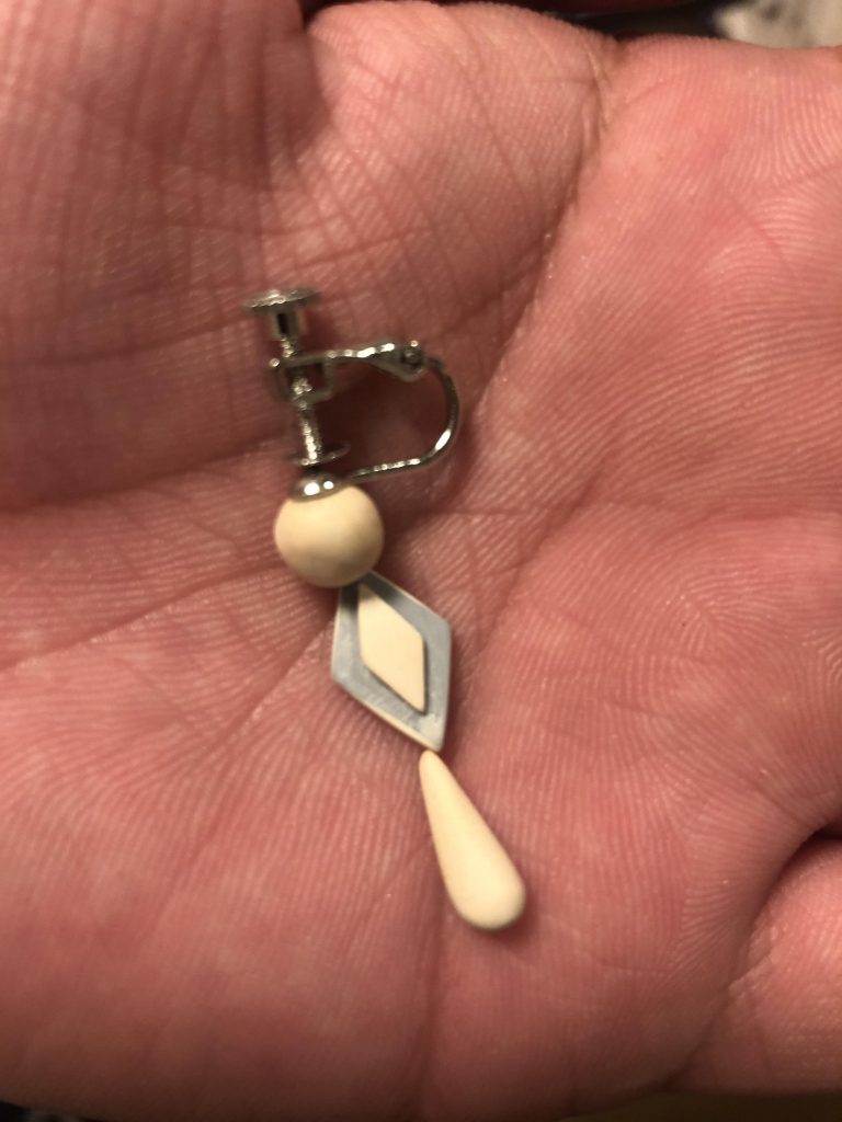 イヤリング。
本格的にやろうと思うと材料探したりお金かかったりするのであるもので。
白地にホワイトパールで塗装したり、青竹色に蛍光ブルーグリーン重ねたりして塗装。これもあくまで模型。