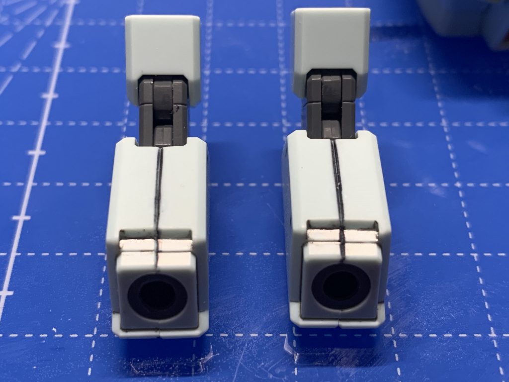 また今回はウェザリングに初挑戦しただけでなく、合わせ目の加工にも初挑戦しました。合わせ目の部分をデザインナイフで削り、モールドを自作しました。