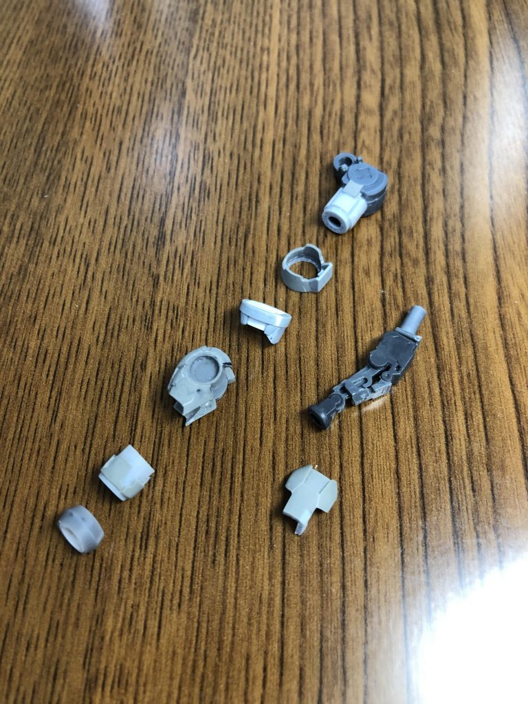 左腕はプラパイプとUバーニアフラット、エポパテを使用して作成。これまたバラバラに分割して作成し、塗装後に接着しています。+  