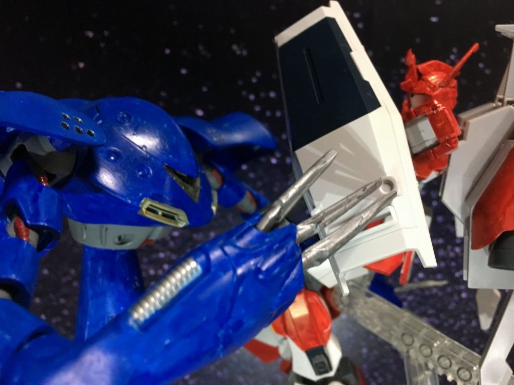 クロー攻撃。自分から接近戦を挑んでくることは少ない。