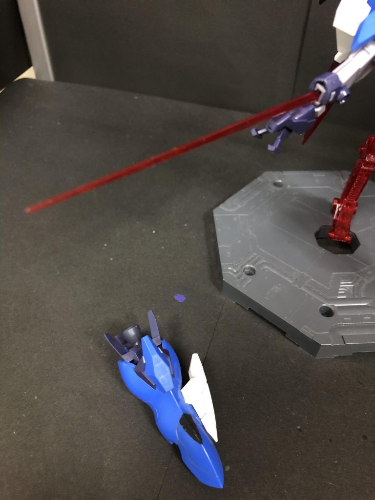 フットビット/脚部ビームサーベル高起動からの打撃をメインに行動する。
    +