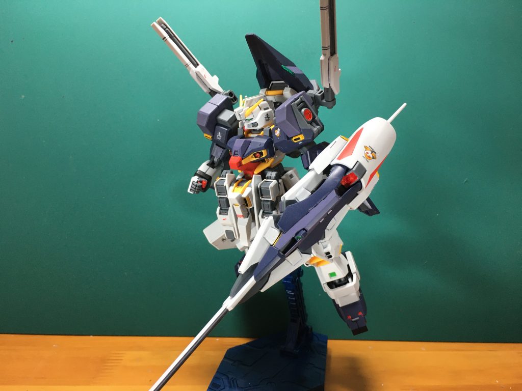 後頭部、肩アーマー、脚部補助スラスターなどの合わせ目は段落ち処理、ブースターポッドと手首部分の合わせ目は接着して消しています。 基本はヘイズル改と同じ工作が多いですが、今回は肩アーマーの独立化と肩関節の段落ち処理が無くて助かりました。握り拳は以前ジャンクショップで買ったHG MP-1Eのものを使用。