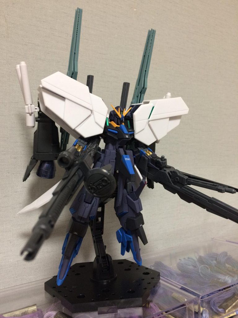 スクラッチパーツが完成し、Ex-Sガンダムのブースターとスマートガン、ビルドダイバーズのHWSのパーツを持ってきたこの姿で完成を目指していました。しかし、ここまできていながら急にモチが消えてしまい、この後すぐにHi-ν/Hi-ν HWSの製作に取り掛かってしまい、塗装しないまま放置して約一年が過ぎました😅
