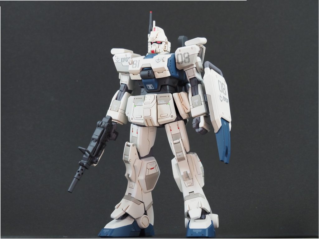 バランスを見ながら、全身にスジ彫り追加。パネルの塗り分けはMr.カラーのスモークグレーでチント処理。調色要らずでお手軽。