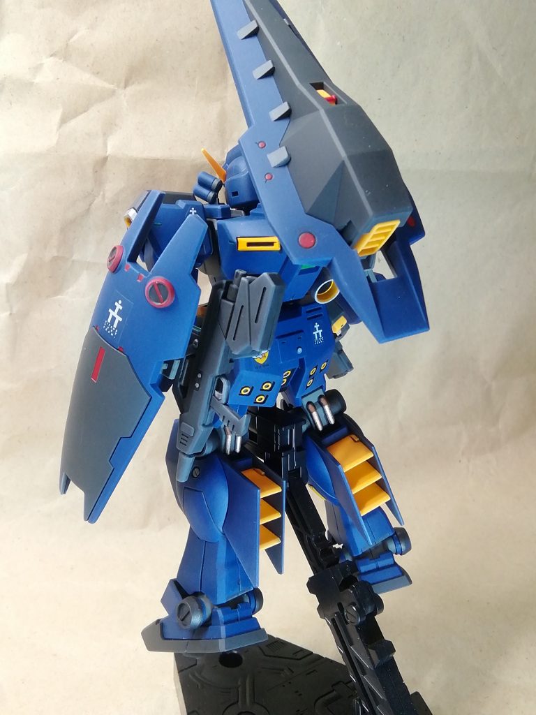 予備機(アーリータイプ)からヘイズル改の特徴的な脚部に至る中間的な試験機をイメージしました
試験機に対艦ライフルはないでしょうが見映えのみで持たせています
実弾兵器の装弾数を補うため予備的にビームライフルをシールドマウントの空き部分にマウントさせています