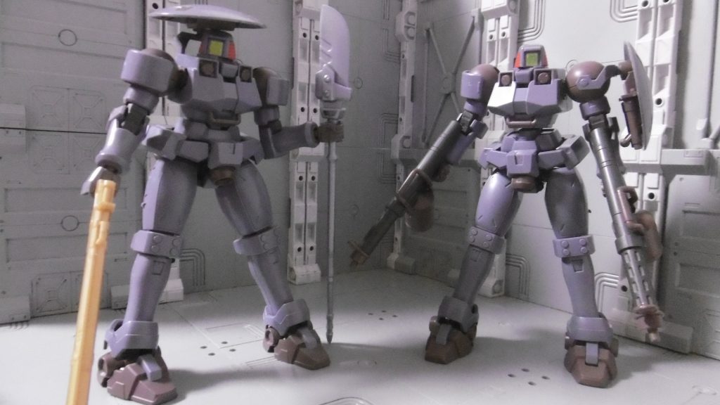 同じように頭部を可動化させた無塗装リーオー(NPDカラー)と。余談ではありますが、右のNPDカラー+ノーマルと一部組み替えしたリーオーは、LM版リーオーの塗装見本写真(キットのではなくカタログ等に載る方)に近い色に思えて、個人的に気に入ってます。